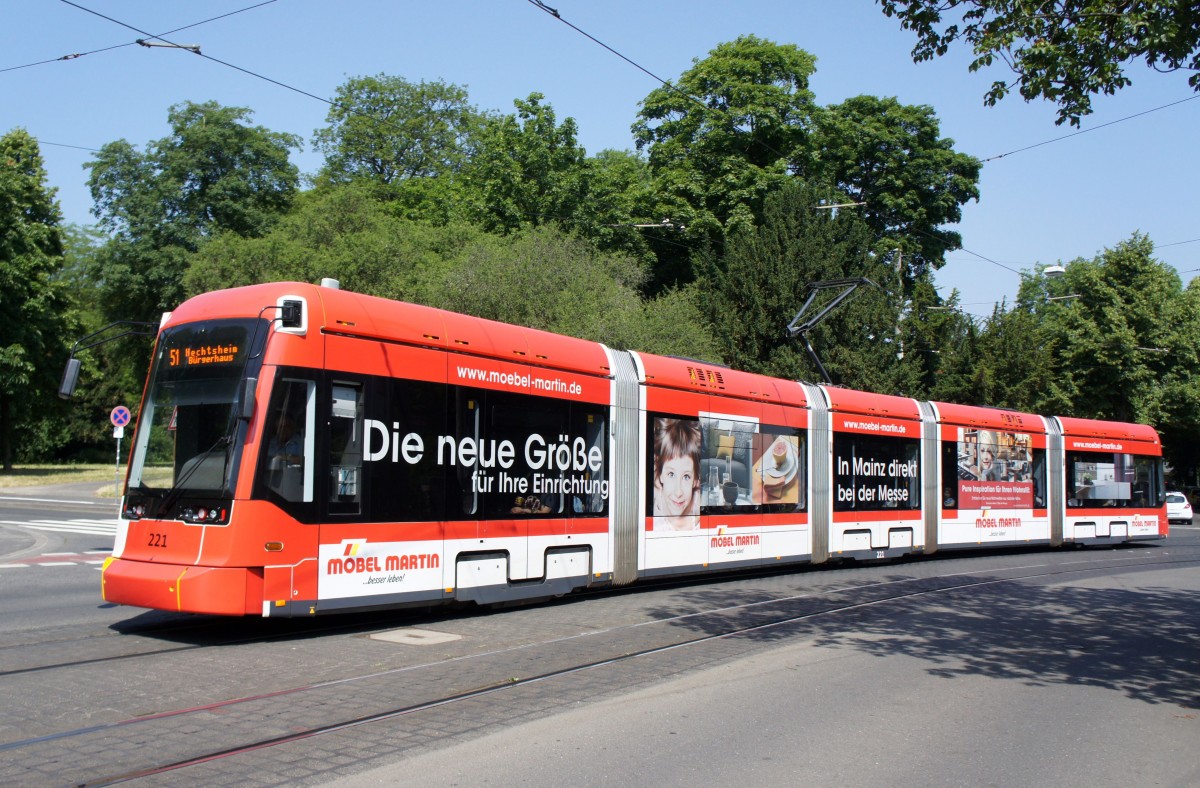 Straenbahn Mainz: Stadler Rail Variobahn der MVG Mainz - Wagen 221, aufgenommen im Juni 2015 in der Nhe der Haltestelle  Am Gautor  in Mainz.