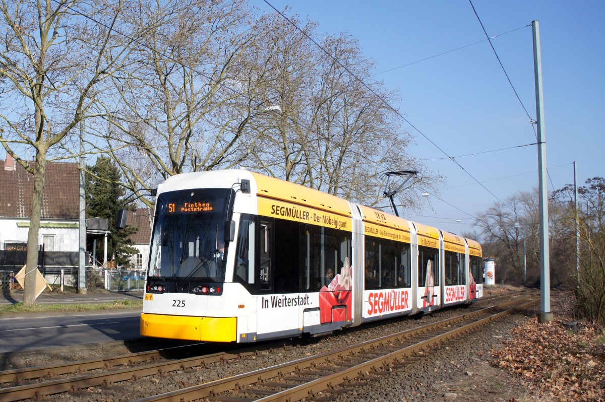 Straßenbahn Mainz: Stadler Rail Variobahn der MVG Mainz - Wagen 225, aufgenommen im Februar 2016 in Mainz-Gonsenheim.