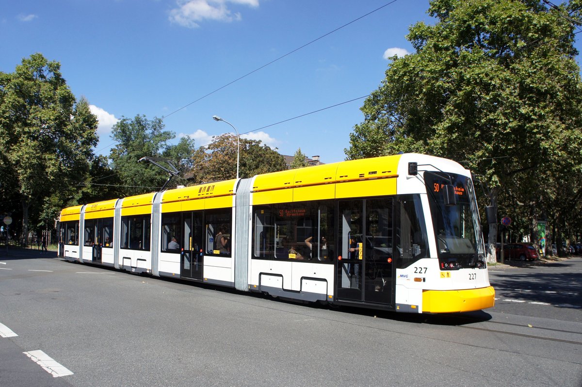 Straßenbahn Mainz: Stadler Rail Variobahn der MVG Mainz - Wagen 227, aufgenommen im August 2016 an der Haltestelle  Goethestraße  in Mainz.