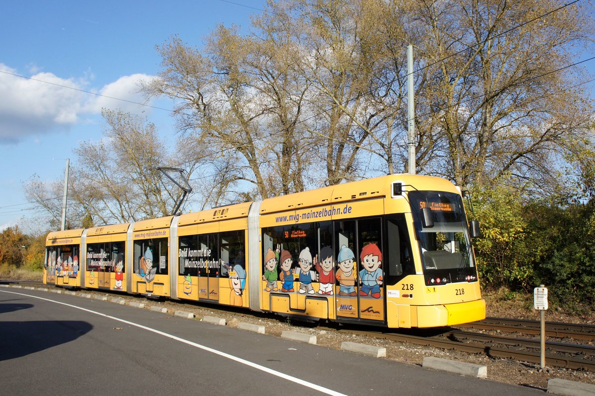 Straßenbahn Mainz: Stadler Rail Variobahn der MVG Mainz - Wagen 218, aufgenommen im Oktober 2016 in Mainz-Gonsenheim.