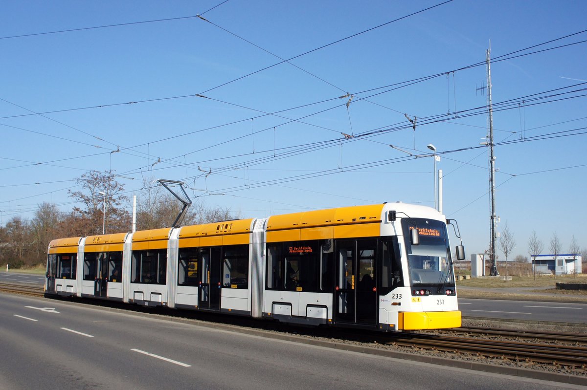 Straßenbahn Mainz: Stadler Rail Variobahn der MVG Mainz - Wagen 233, aufgenommen im Januar 2017 in Mainz-Hechtsheim.