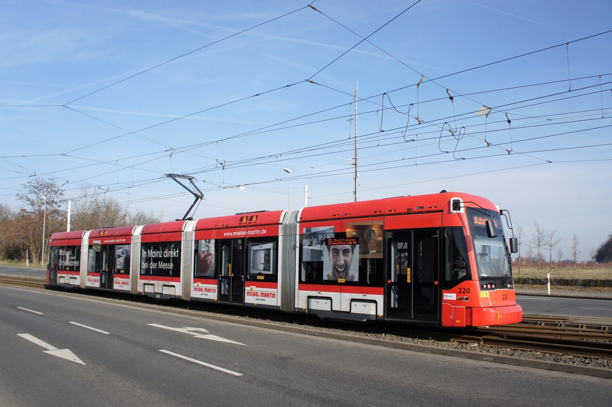 Straßenbahn Mainz: Stadler Rail Variobahn der MVG Mainz - Wagen 220, aufgenommen im Januar 2017 in Mainz-Hechtsheim.