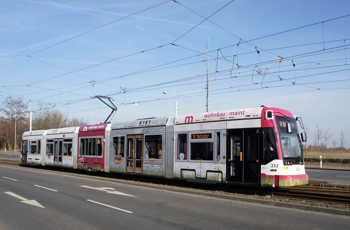 Straßenbahn Mainz: Stadler Rail Variobahn der MVG Mainz - Wagen 232, aufgenommen im Januar 2017 in Mainz-Hechtsheim.