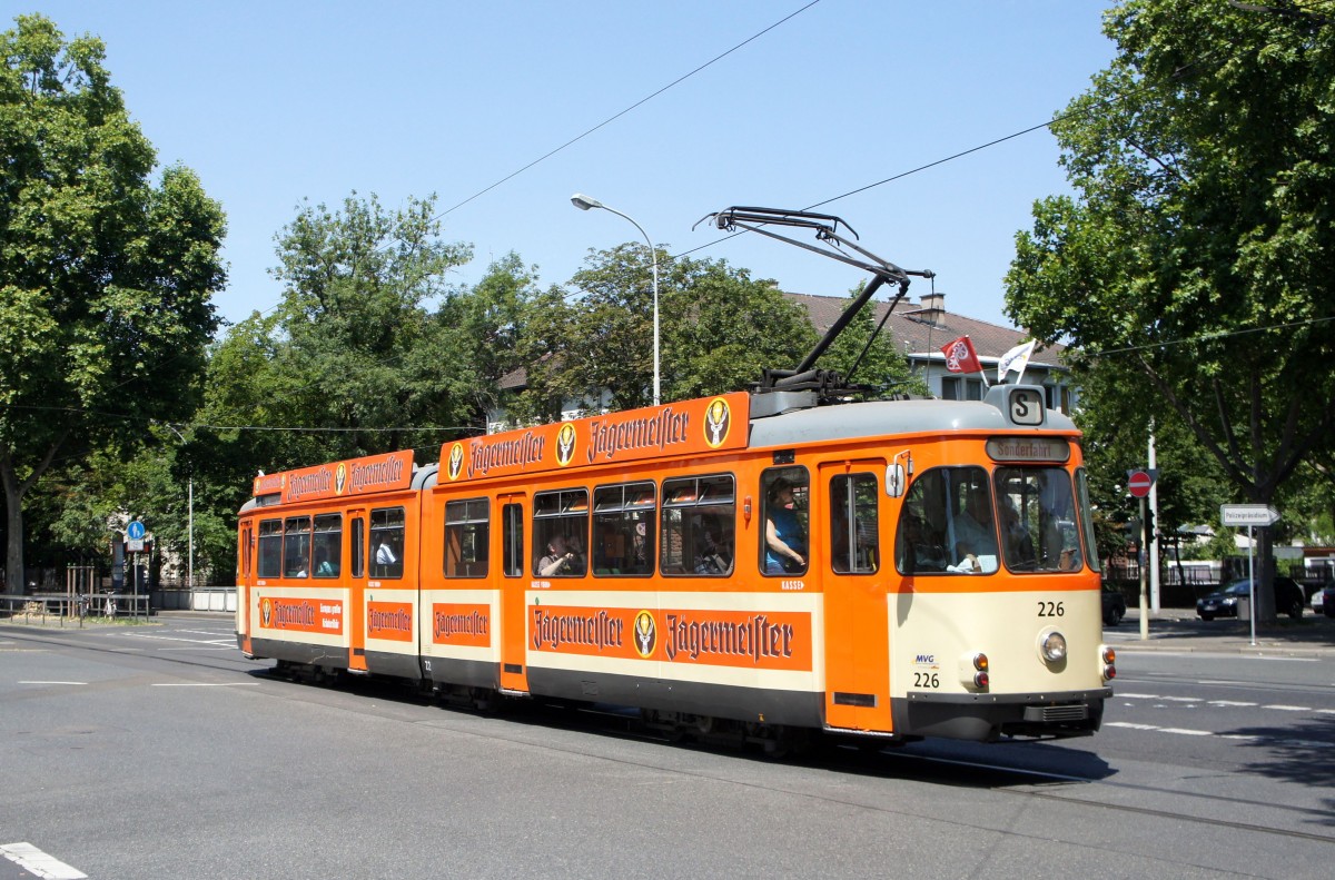 Straßenbahn Mainz: Westwaggon GT6-ZR der MVG Mainz - Wagen 226, aufgenommen im Juli 2015 an der Haltestelle  Goethestraße  in Mainz.