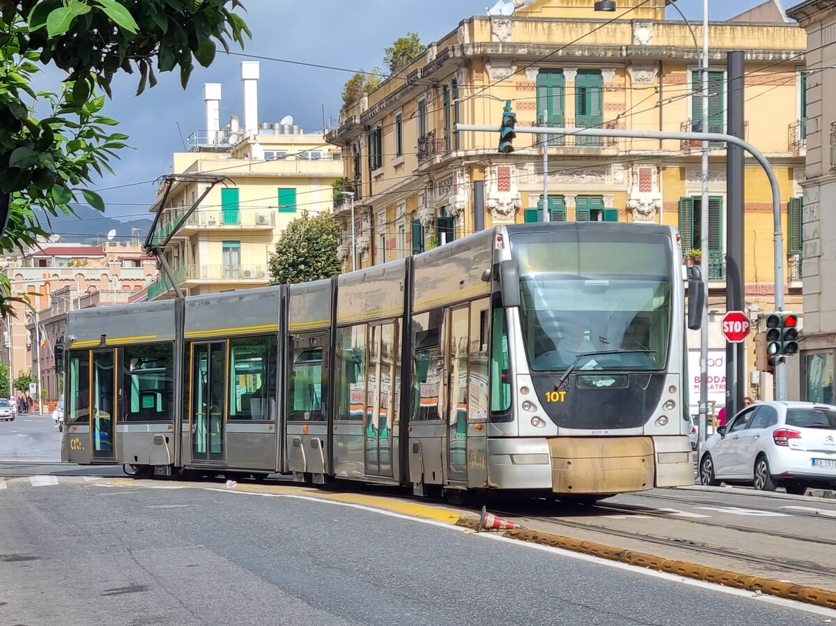 Straßenbahn Messina Zug 10T nach Annunziata zwischen Cairoli und Repubblica, 23.09.2023.