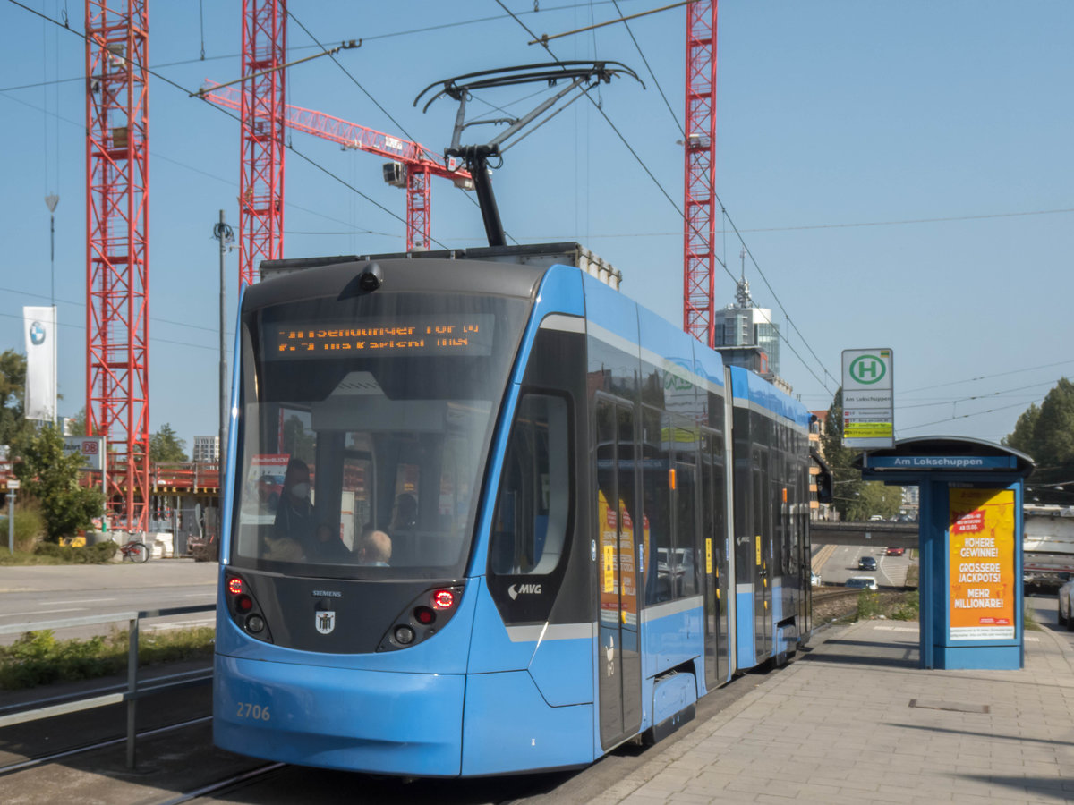 Straßenbahn München Zug 2706 mit Linie 29 nach Sendlinger Tor in der Haltestelle Am Lokschuppen, 18.09.2020.