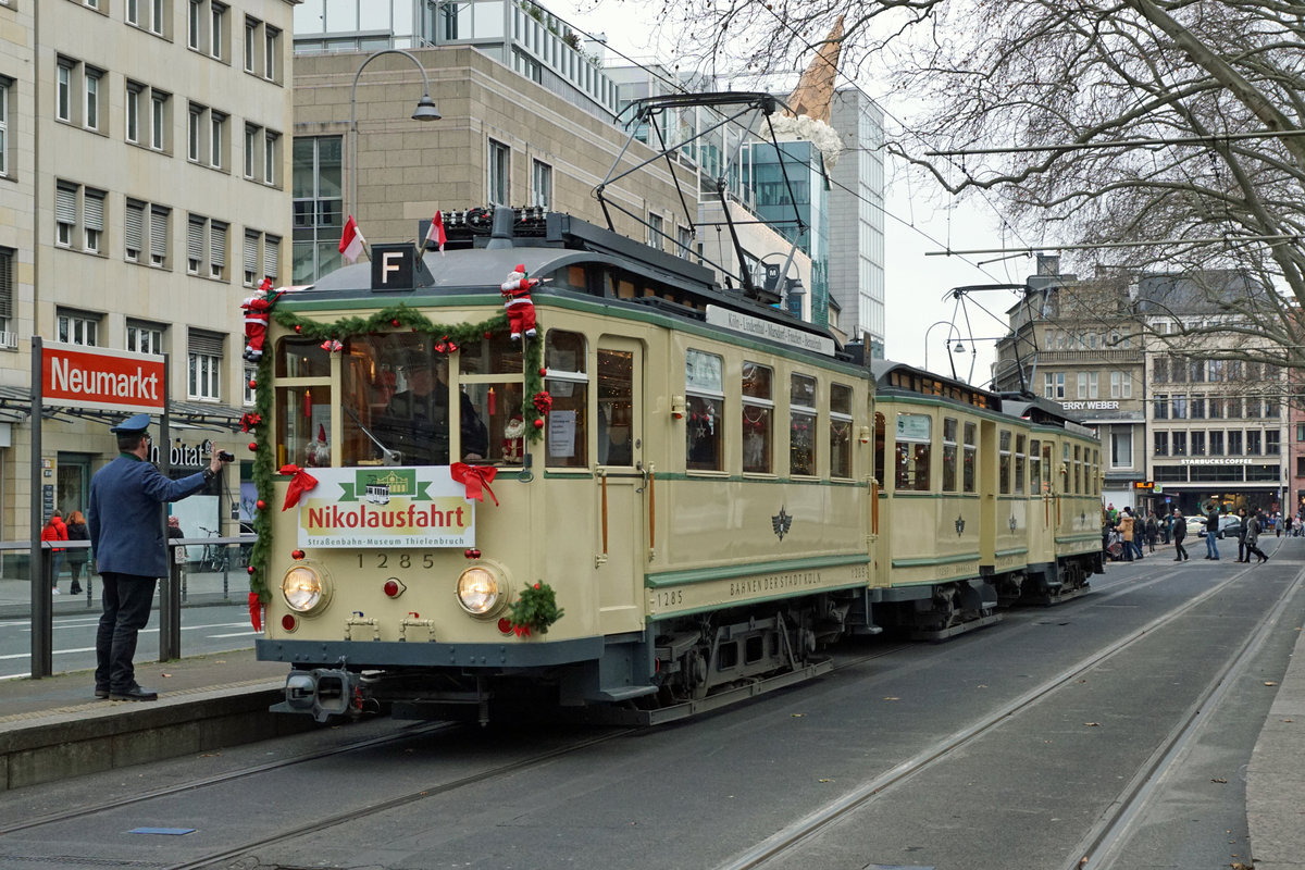 Straßenbahn-Museum Thielenbruch Köln.
Alle Jahre wieder finden am ersten Sonntag im Advent die beliebten Nikolausfahrten mit dem  Finchen -Zug der ehemaligen Köln-Frechen-Benzelrather-Eisenenbahn (KFBE) statt.
Als nicht ortskundiger Schweizer-Bahnfotograf danke ich Horst Lüdicke für die tolle Begleitung trotz grosser Kälte. Auch vielen Dank an Herrn Markus Vogelfänger für die Infos.
Foto: Walter Ruetsch  