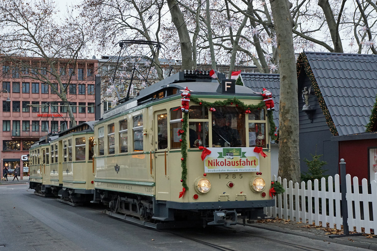 Straßenbahn-Museum Thielenbruch Köln.
Alle Jahre wieder finden am ersten Sonntag im Advent die beliebten Nikolausfahrten mit dem  Finchen -Zug der ehemaligen Köln-Frechen-Benzelrather-Eisenenbahn (KFBE) statt.
Als nicht ortskundiger Schweizer-Bahnfotograf danke ich Horst Lüdicke für die tolle Begleitung trotz grosser Kälte. Auch vielen Dank an Herrn Markus Vogelfänger für die Infos.
Foto: Walter Ruetsch  