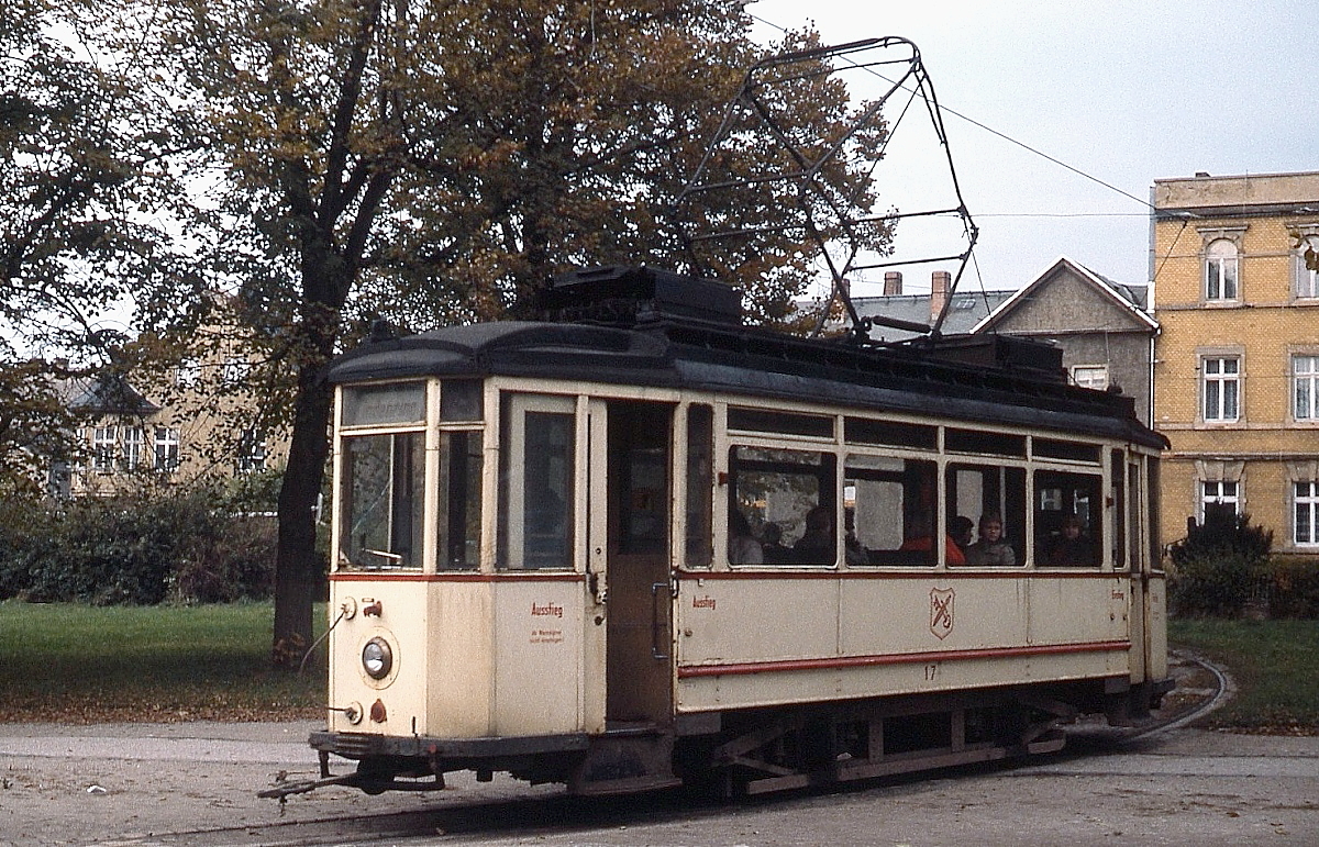 Straßenbahn Naumburg im Oktober 1980: Portrait des 1928 gebauten Tw 17. Zu diesem Zeitpunkt war der Ringverkehr unterbrochen, die Straßenbahn verkehrte lediglich zwischen Platz der Einheit (heute Theaterplatz) über den Hauptbahnhof zum Lindenring.