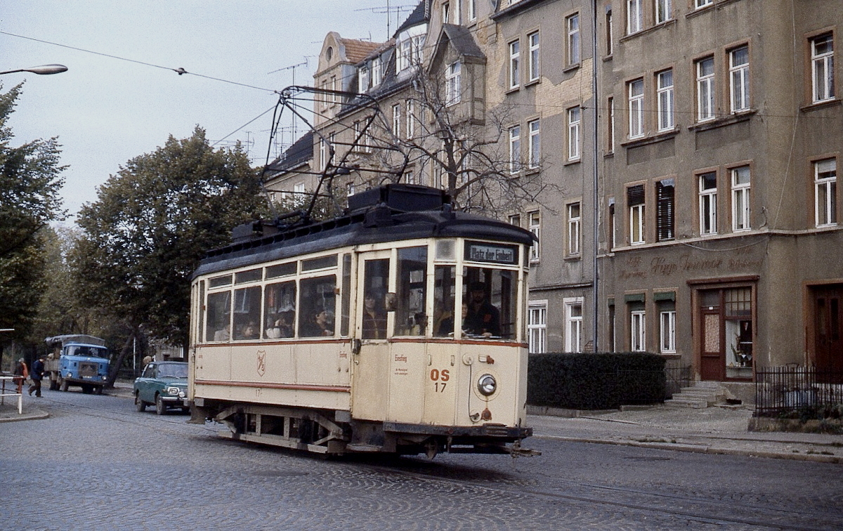 Straßenbahn Naumburg im Oktober 1980: Tw 17 (Lindner/SSW 1928, ex Straßenbahn Halle) fährt vom Hauptbahnhof zum Platz der Einheit (heute Theaterplatz)
