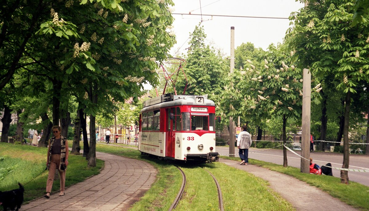 Straßenbahn Naumburg/Saale__Tw 33 [T57; VEB Gotha 1958; ex Frankfurt/O ex Gotha; ab 2003 abgestellt, 2007 an Chemnitz] als Linie 2 auf der Rückfahrt von der 'Vogelwiese'.__30-04-2000