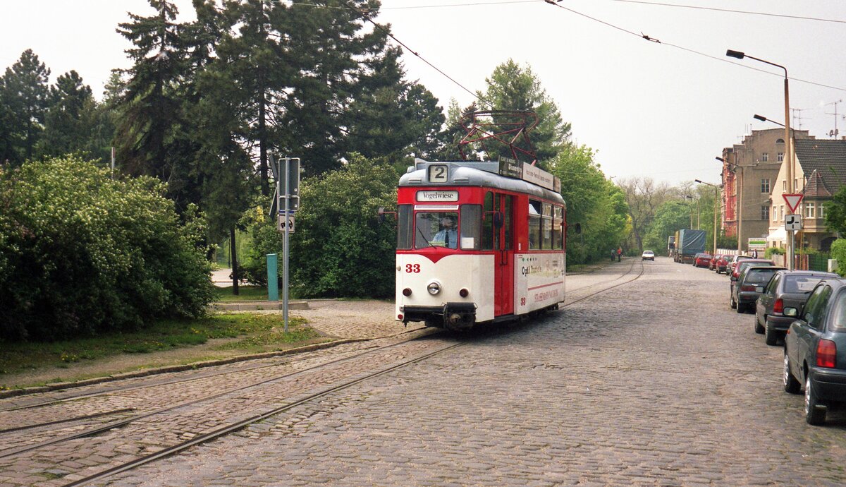 Straßenbahn Naumburg/Saale__Tw 33 [T57; VEB Gotha 1958; ex Frankfurt/O ex Gotha; ab 2003 abgestellt, 2007 an Chemnitz] als Linie 2 fährt zur 'Vogelwiese'.__30-04-2000