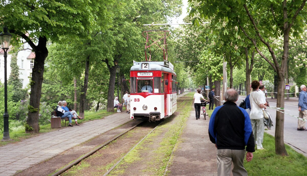 Straßenbahn Naumburg/Saale__Tw 33 [T57; VEB Gotha 1958; ex Frankfurt/O ex Gotha; ab 2003 abgestellt, 2007 an Chemnitz] pendelt als Linie 2 zwischen 'Vogelwiese' und 'Jägerplatz'__30-04-2000