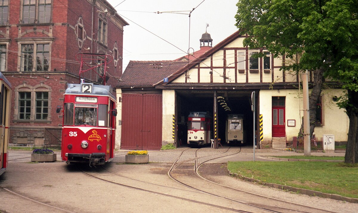 Straßenbahn Naumburg/Saale__Vor dem Betriebshof Tw 35 [T57; VEB Gotha 1958; ex Frankfurt/O ex Halle/S; 2002 an Frankfurt/Oder]__30-04-2000