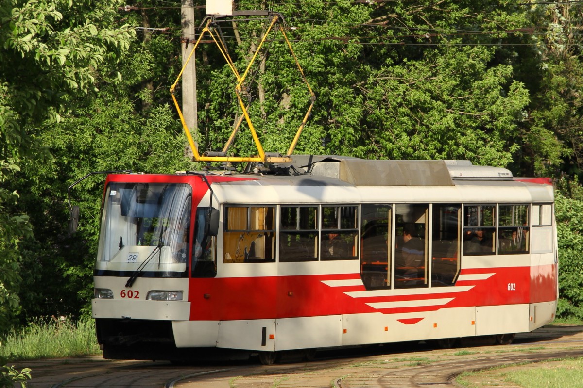 Strassenbahn neueren Models in Kiew. Bild im MAi 2015.