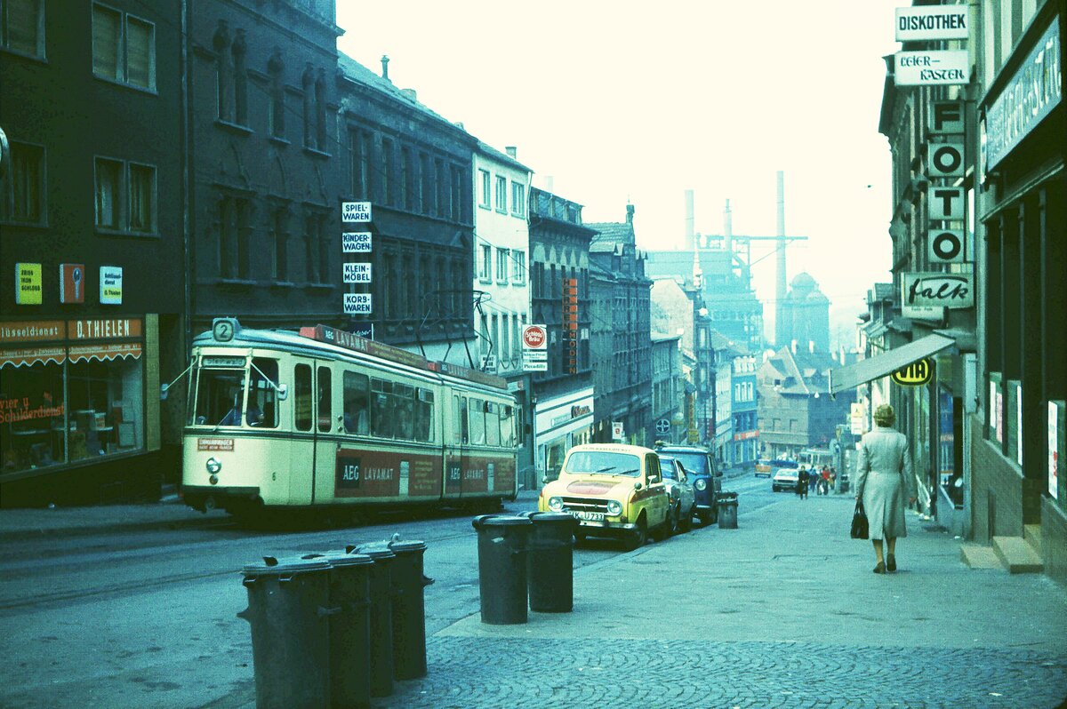 Straßenbahn Neunkirchen/Saar__Der zum Schluß bis zur Einstellung am 10.Juni 1978 ziemlich geschrumpfte Straßenbahnbetrieb war vor allem für seinen Steilstreckenabschnitt (11 %) in der Hüttenbergstraße und für die einzigen normalspurigen GT4 bekannt. Im Bild ebendort Linie 2 am Hüttenberg.__26-09-1977 