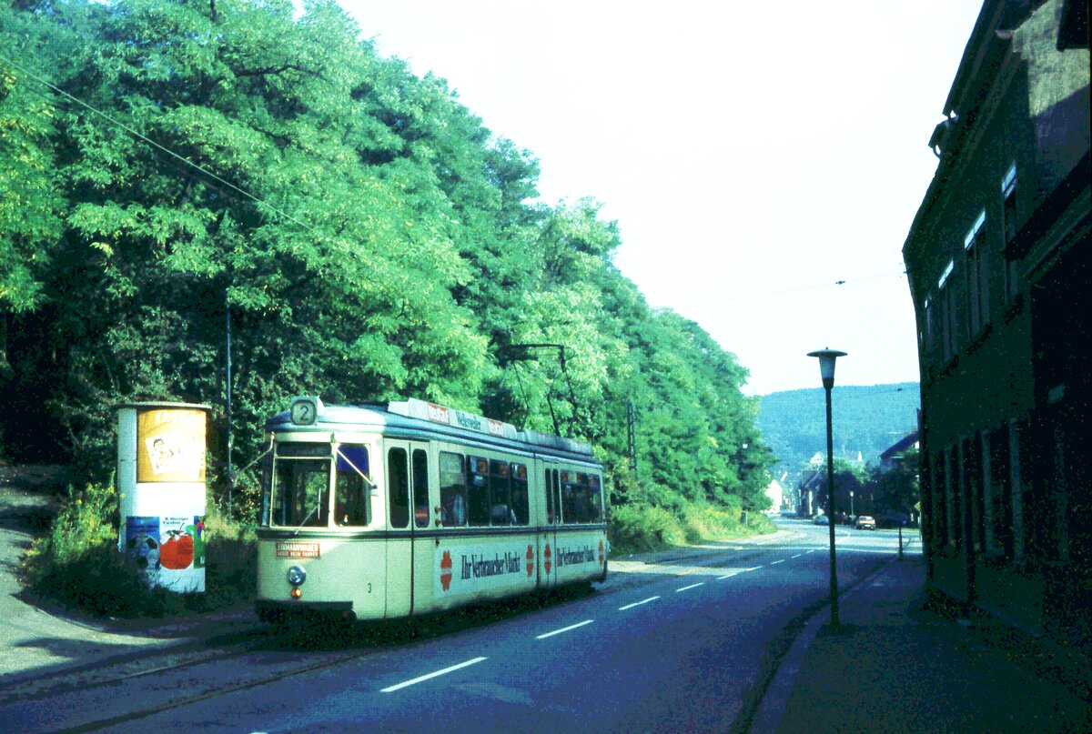 Straßenbahn Neunkirchen/Saar__GT4 auf der letzten übrig gebliebenen Linie 2, in der Wellersweiler Str. nahe Betriebshof und Endstation 'Schlachthof' ? Exakte Lokalisierung leider nicht mehr möglich...__26-09-1977 