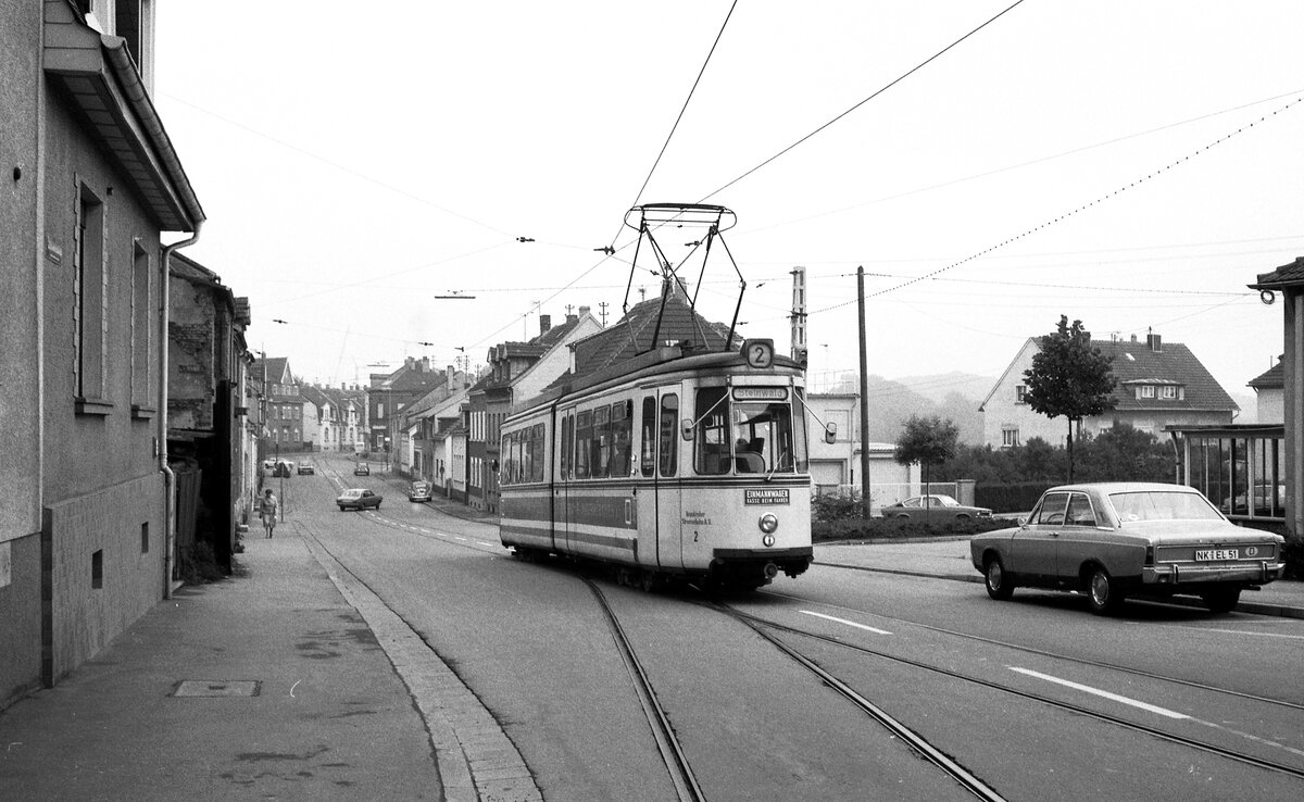 Straßenbahn Neunkirchen/Saar__GT4 Nr.2 [ME 1961] auf Linie 2 zum 'Steinwald' in der Steinwaldstr. bei der Edith-Stein-Schule am Beerwaldweg.__26-09-1977 