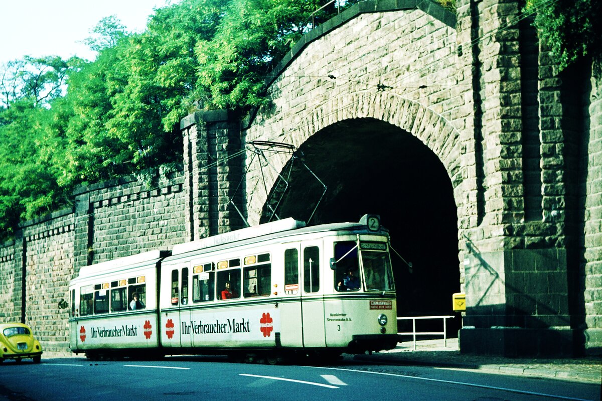 Straßenbahn Neunkirchen/Saar__GT4 Nr.3 auf der letzten übrig gebliebenen Linie 2, in der Wellersweiler Str. nahe Betriebshof und Endstation 'Schlachthof' vor dem Eisenbahn-Brückenportal.__26-09-1977 
