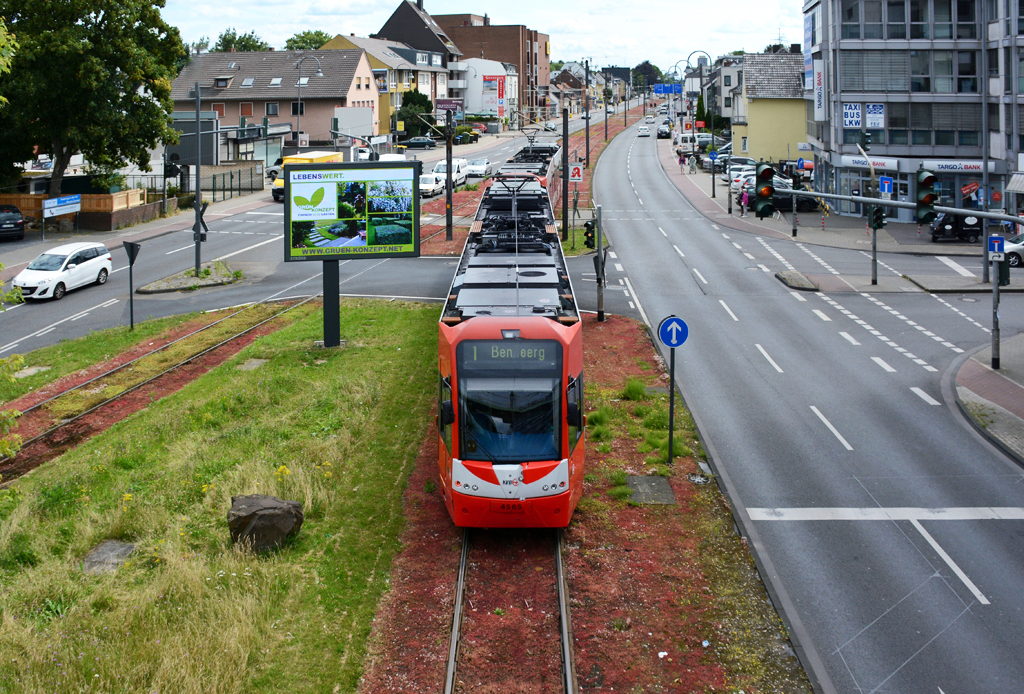 Straßenbahn Nr. 4546, Linie 1 der KVB, stadteinwärts in K-Weiden - 12.07.2016