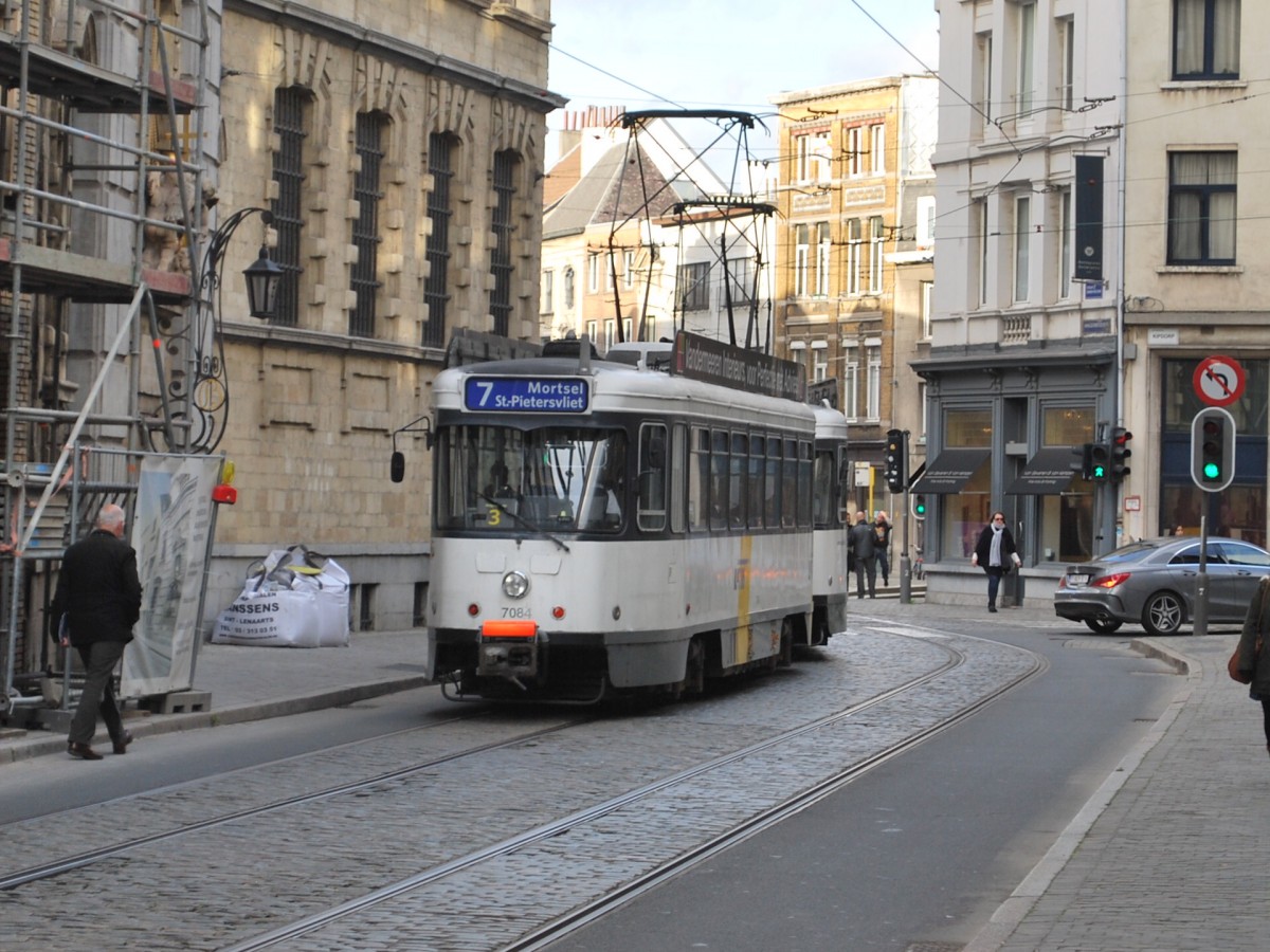 Straßenbahn Nr. 7 von De Lijn in der St-Katelijnvest am 8.11.2014.