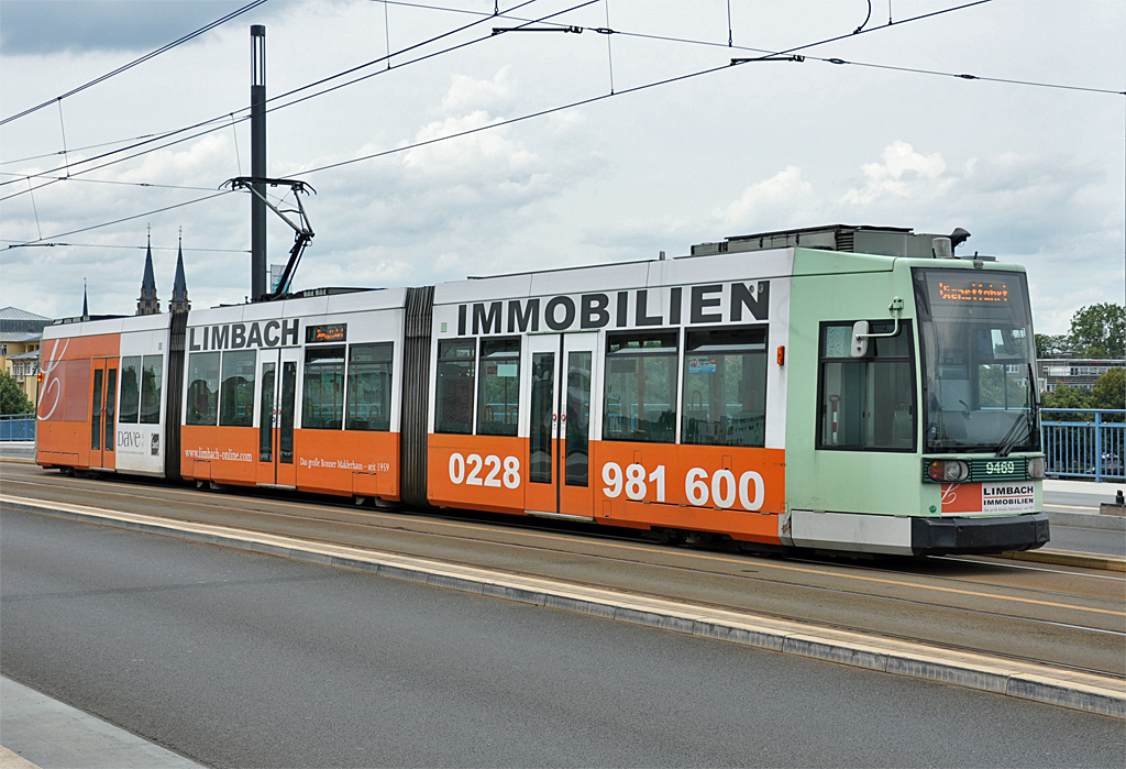 Stra�enbahn Nr. 9469 der Stadtwerke Bonn auf der Kennedybr�cke - 29.07.2013