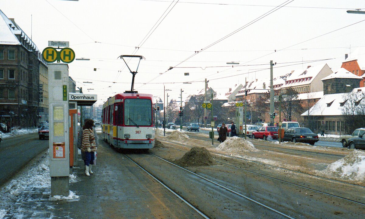 Straßenbahn Nürnberg__3x Doppelhaltestelle : Vor dem Opernhaus in Nürnberg mit Tw 367 [N6S, 1977, DUEWAG/MAN; 2006 >Krakau].__Jan 1985