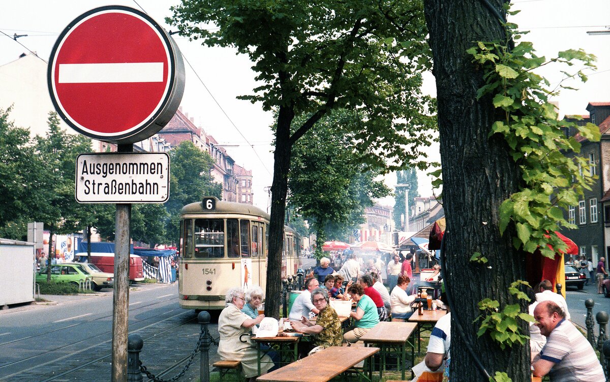 Straßenbahn Nürnberg__4x-Zug der Linie 6 mit Bw 1541 [T4; MAN; 1958/59] Richtung Westfriedhof  passiert den  Biergarten  der Kärwa-Besucher entlang den Gleisen in Johannis. Heute kaum mehr vorstellbar.__06-1986
