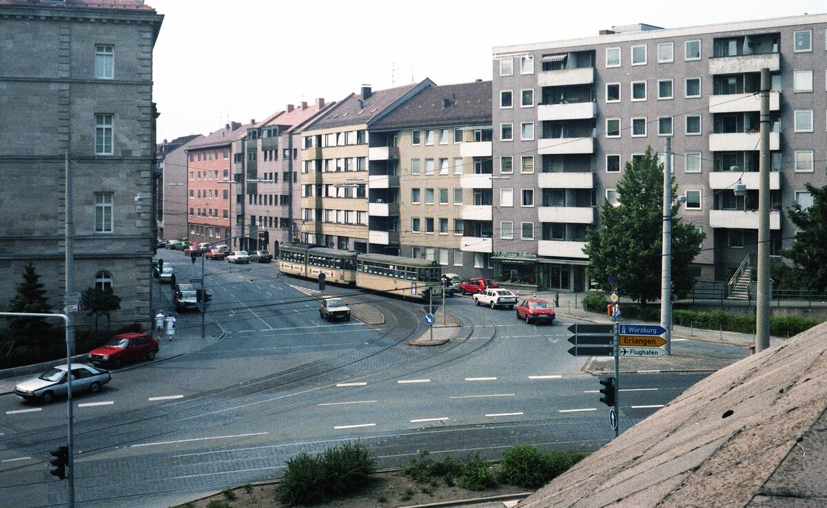 Straßenbahn Nürnberg__6x-Tw mit 4x-Bw auf Linie 6, sind vom Neutorgraben in die Johannisstr. Richtung Westfriedhof abgebogen__06-1986