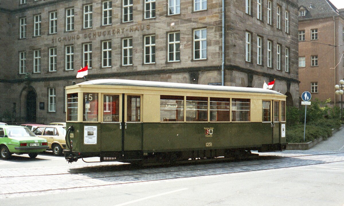 Straßenbahn Nürnberg__Bw 1251 [MAN 1951} vor dem Sigmund-Schuckert-Haus am Ring, dem früheren Sitz der Siemens-Schuckert-Niederlassung.__07-1983