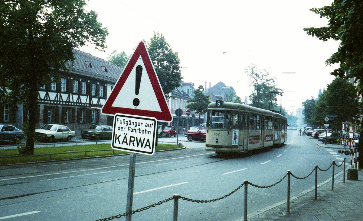 Straßenbahn Nürnberg__Die Kärwa kommt! 4x-Zug der Linie 6 mit Bw 1541 [B4; MAN,1958/59] vom Westfriedhof kommend in Johannis. Noch ist es ruhig, aber bald wird es auf dem Mittelstreifen, wo noch Autos parken, etwas abseits vom Rummelplatz gemütlich zugehen mit Speis' und Trank.  __06-1986