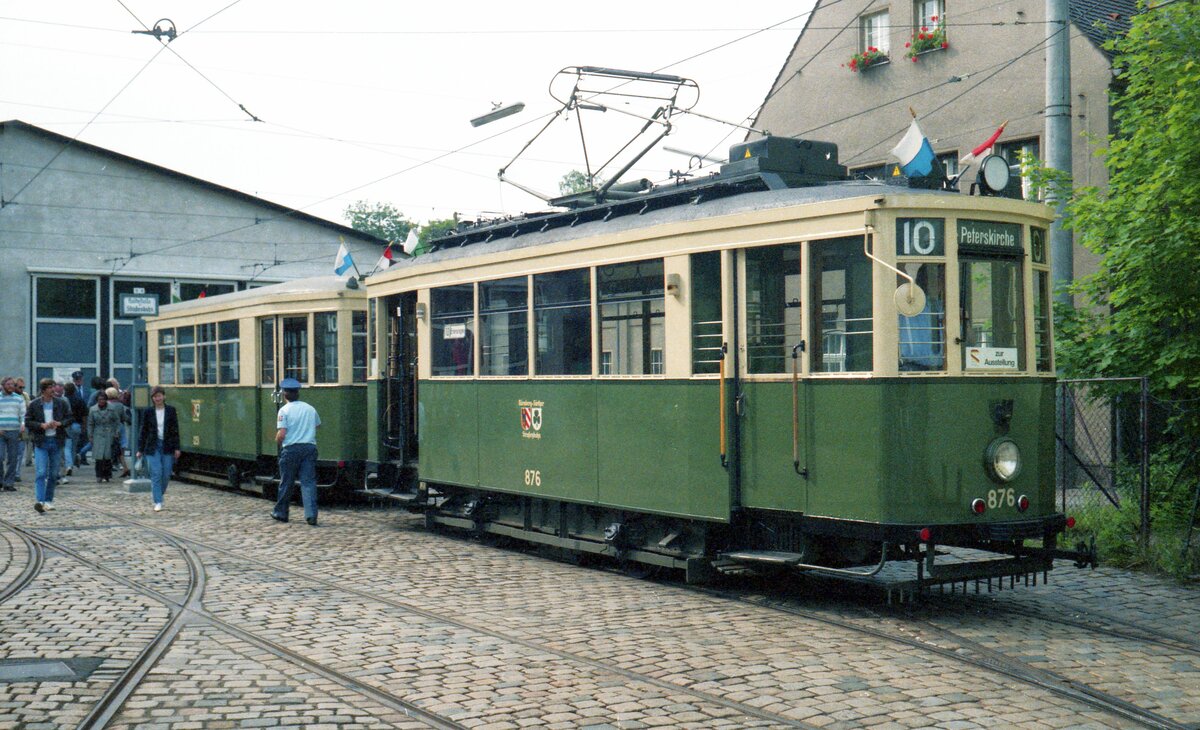 Straßenbahn Nürnberg__Histor. Tw 876 [MAN/SSW, 1935] mit Bw 1251 [MAN 1951] vor dem Historischen Straßenbahn-Depot St. Peter._Sommer 1985