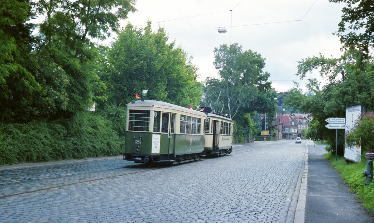 Straßenbahn Nürnberg__Histor. Tw 877 [MAN/SSW, 1935] und Bw 1251 [MAN, 1951] auf den  letzten paar Metern  hinunter nach Erlenstegen.__Sommer 1985