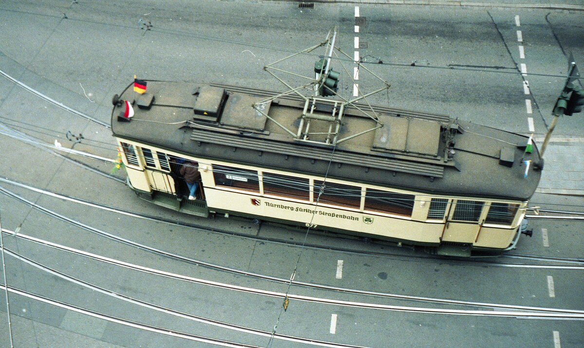 Straßenbahn Nürnberg__Historischer Tw 877 [MAN/SSW,1935] als Linie 2 vom Dutzendteich kommend verläßt die Haltestelle Schweigger-/Allersberger Straße.__1988/89