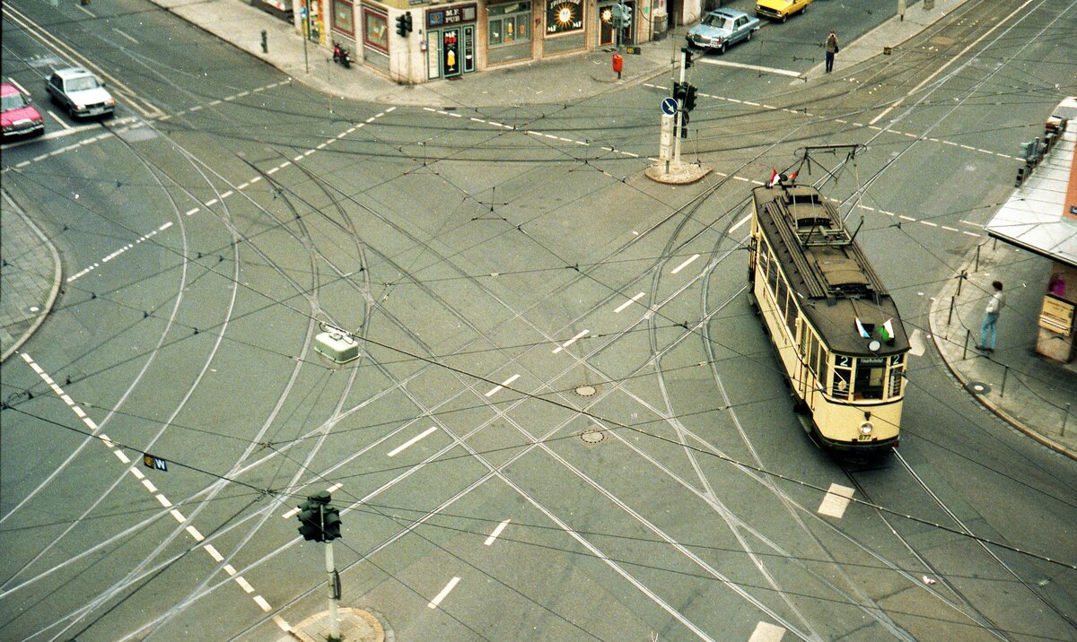 Straßenbahn Nürnberg__Kreuzung Allersberger, Schweigger- und Wölckernstraße in der Südstadt. Historischer Tw 877 [MAN/SSW,1935] als Linie 2, vom Dutzendteich kommend, biegt von der Schweigger- in die Allersberger Straße Richtung Hbf. ein. Eine Straßenbahn-Kreuzung wie aus dem Bilderbuch, die auch heute noch so existiert.__1988/89