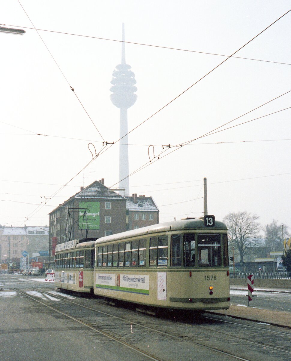 Straßenbahn Nürnberg__Linie 13 mit Bw 1578 [B4, MAN 1963, 2000 > Krakau als ET-Spender] in der Schweinauer Hauptstr. Im Hintergrund im Dunst der Nürnberger Fernsehturm.__07-01-1984
