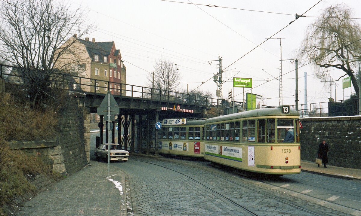 Straßenbahn Nürnberg__Linie 13 mit Bw 1578 [MAN 1963; 2000 > Krakau als Ersatzteilspender] an der Bahnunterführung zwischen Schweinau und St. Leonhard.__07-01-1984