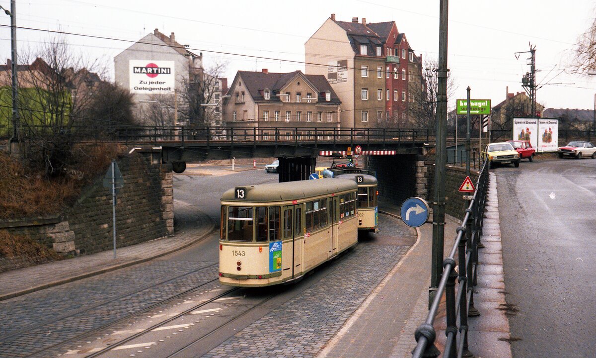Straßenbahn Nürnberg__Linie 13 mit Bw 1543 [MAN 1960; 1989 > Krakau] an der Bahnunterführung, die die Grenze zwischen Schweinau (diesseits) und St. Leonhard (jenseits) bildet. Der 13er mit seinen 4x-Zügen fuhr als Verstärker von Schweinau zeitweise nach Erlenstegen, mal zum Nordostbhf. und zum Aufnahmezeitpunkt bis 'Plärrer'.__07-01-1984