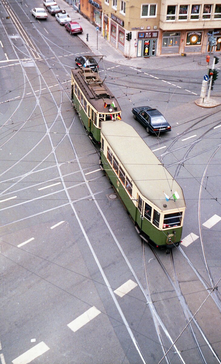 Straßenbahn Nürnberg__Straßenbahn-Kreuzung Allersberger, Schweigger- und Wölckernstraße in der Südstadt. Bei der Rückfahrt wählt Tw 876 [MAN/SSW, 1935] mit Bw 1251 [MAN, 1951] als 'Burgring'-Linie 5 eine andere Route.__1988/89