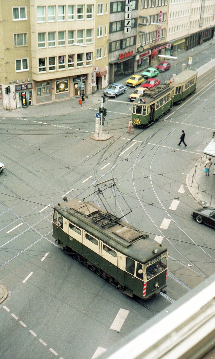 Straßenbahn Nürnberg__Straßenbahn-Kreuzung Allersberger, Schweigger- und Wölckernstraße in der Südstadt. Schleifwagen A14 [Schörling, 1962] und Tw 876 [MAN/SSW, 1935] mit Bw 1251 [MAN, 1951].__1988/89