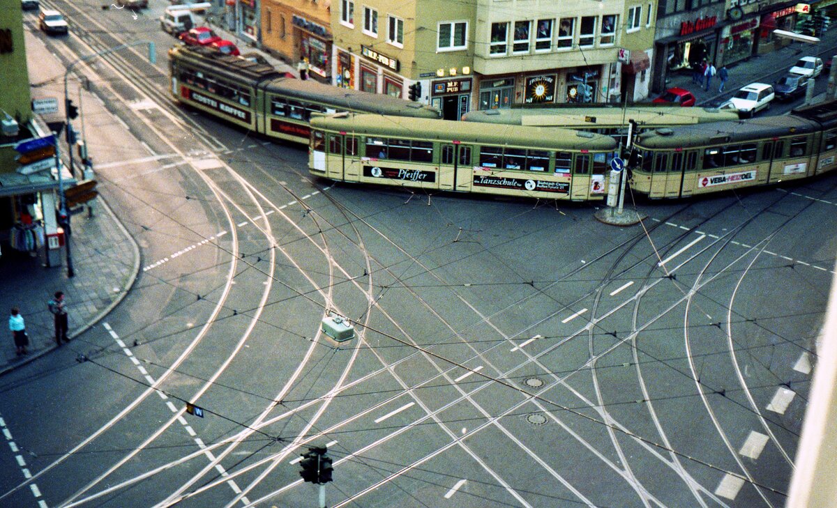 Straßenbahn Nürnberg__Straßenbahn-Kreuzung Allersberger, Schweigger- und Wölckernstraße in der Südstadt. Zwei 8er begegnen sich bei der Kurvenfahrt.__1988/89