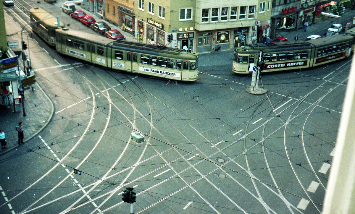 Straßenbahn Nürnberg__Straßenbahn-Kreuzung Allersberger, Schweigger- und Wölckernstraße in der Südstadt. Zwei 8er begegnen sich bei der Kurvenfahrt.__1988/89