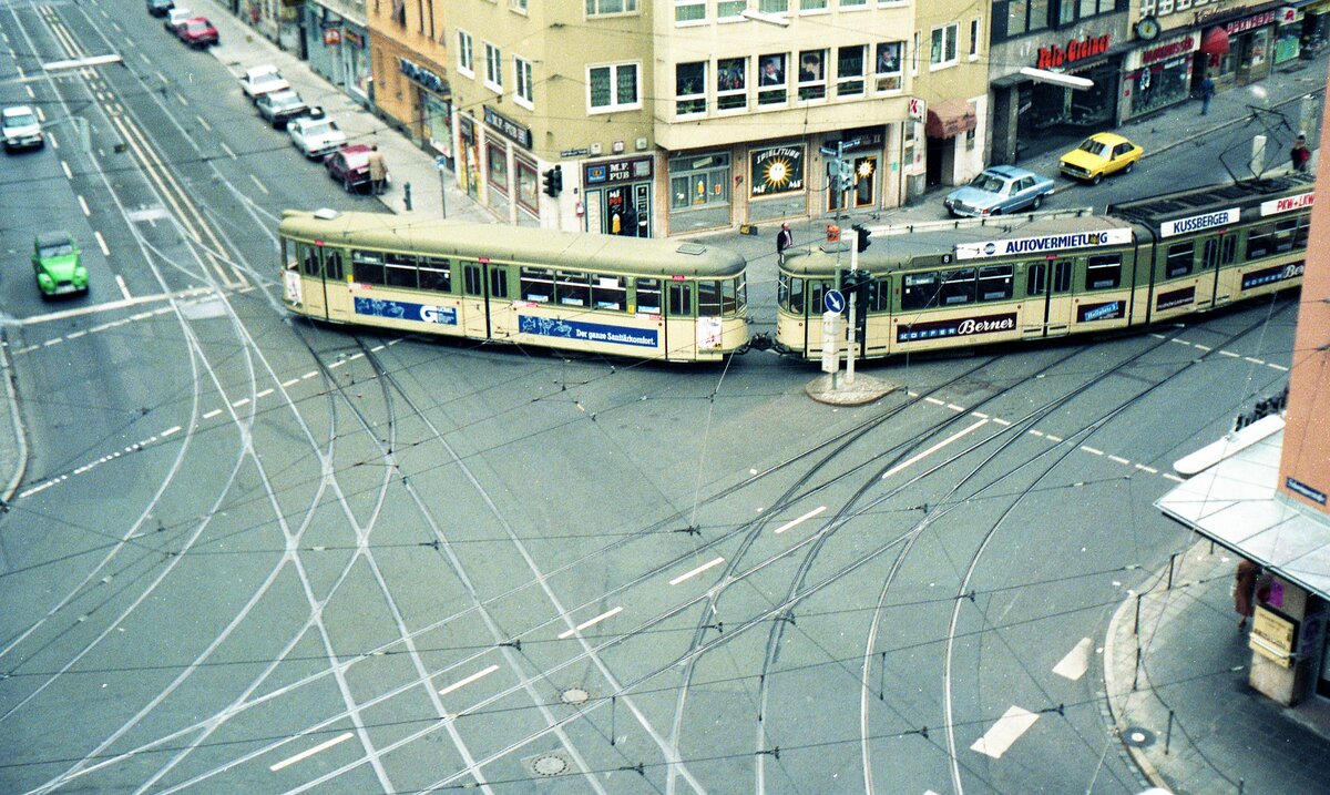 Straßenbahn Nürnberg__Straßenbahn-Kreuzung Allersberger, Schweigger- und Wölckernstraße in der Südstadt. Linie 8 biegt von der Wölckernstr. in die Allersberger Str. Richtung Hbf.__1988/89