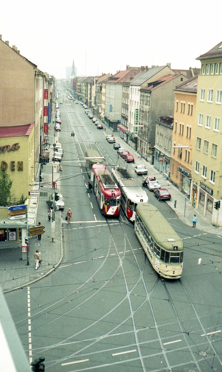 Straßenbahn Nürnberg__Straßenbahn-Kreuzung Allersberger, Schweigger- und Wölckernstraße in der Südstadt. Zwei 4er begenen sich in die Wölckernstr.__1988/89