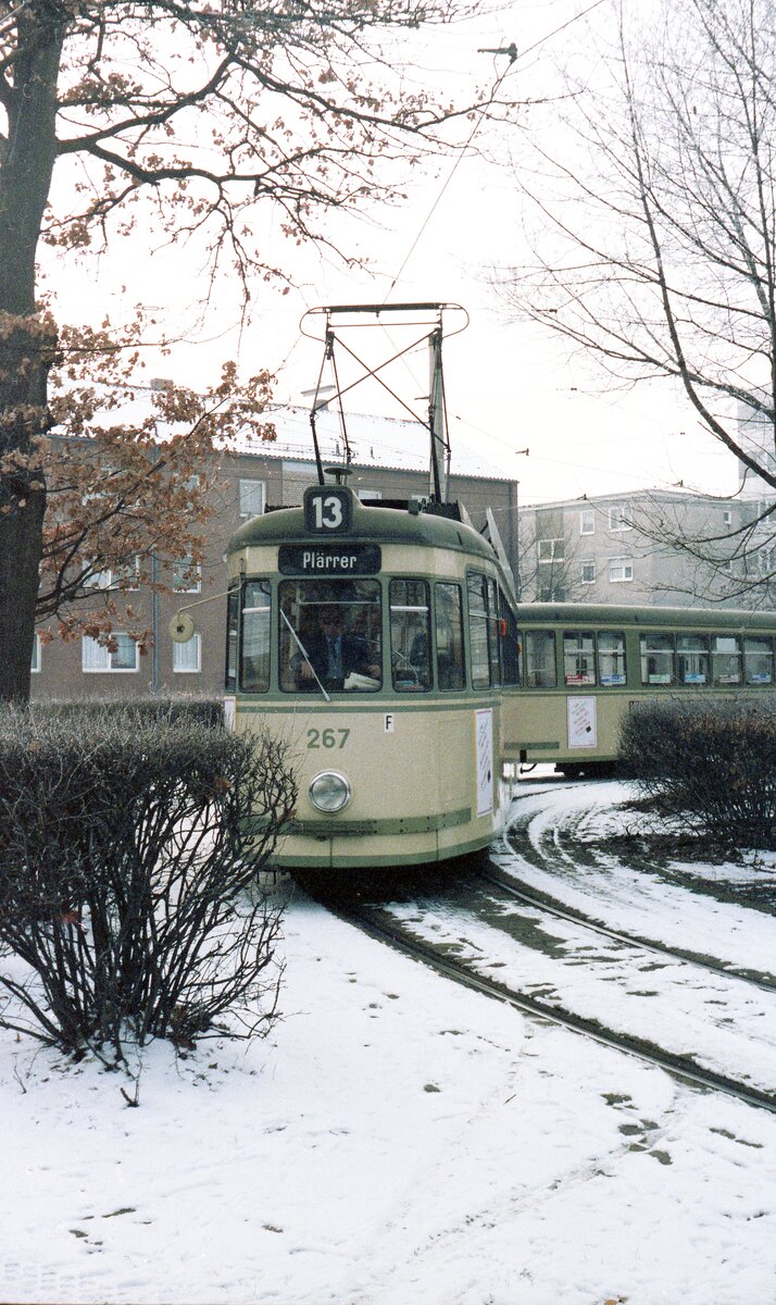 Straßenbahn Nürnberg__Tw 267 [4x, MAN/SSW, 1960; 1990 nach Krakau >Nr. 107; +2000] mit Bw auf Linie 13 in der Endschleife Schweinau. Links vom Zug geradeaus weiter führte ein Betriebsgleis zum sog. Nebenwerk (Depot) Schweinau mit 19-gleisiger Wagenhalle von 1912. Mit Einstellung der Straßenbahn nach Schweinau im Januar 1984 wurde das Nebenwerk Schweinau geschlossen und abgebrochen. An seiner Stelle befindet sich ein Bereich des Omnibusbetriebshofs.Im google-maps Luftbild sind heute noch die Gleise (und teils Gleisharfe) zu sehen, die von der Endschleife weiterführten durch die Amberger Str. __07-01-1984
