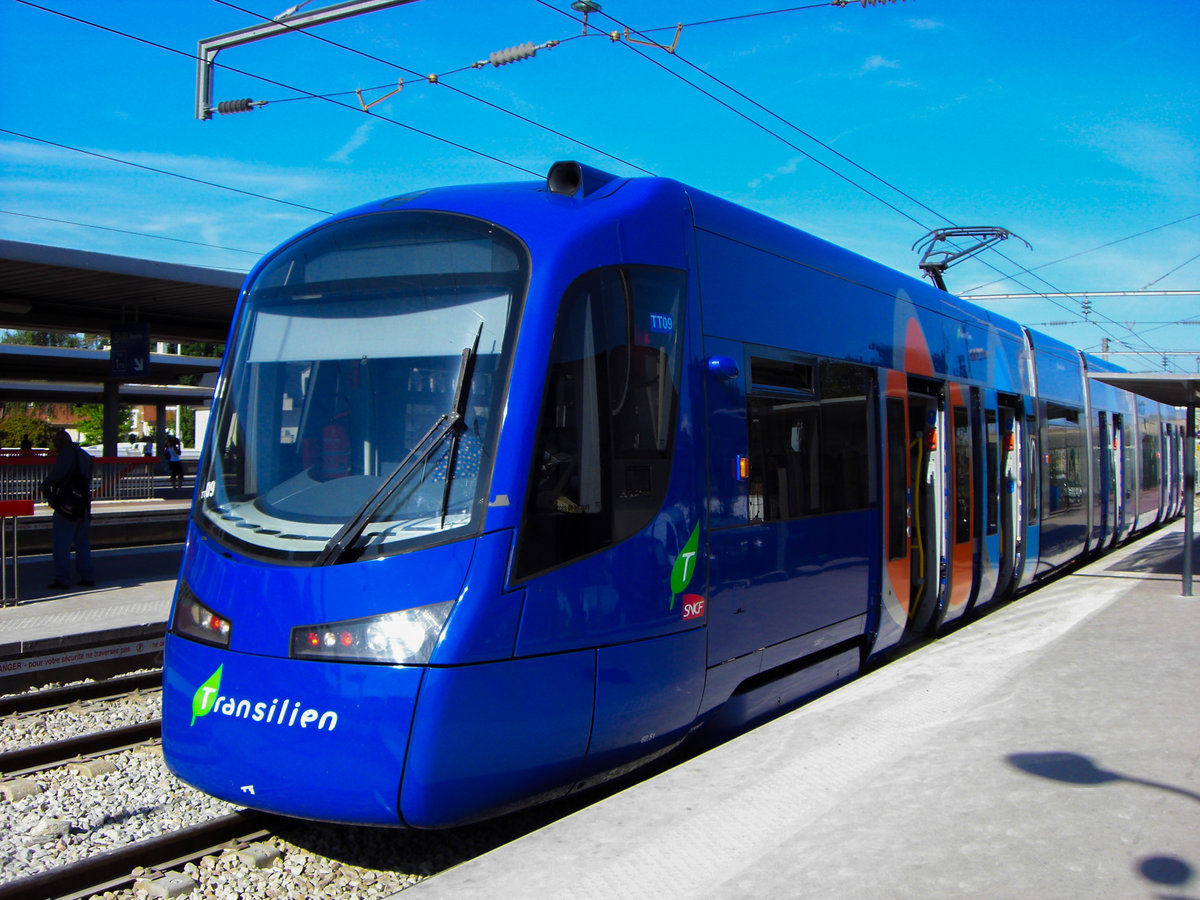 Straßenbahn Paris Linie T4 nach Bondy in Aulnay-sous-Bois, 24.07.2008.