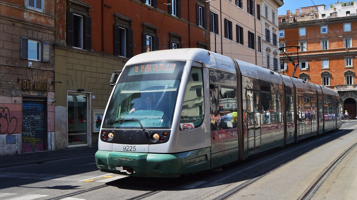 Straßenbahn in Piazza Argebtina in Rom am 20.05.2018