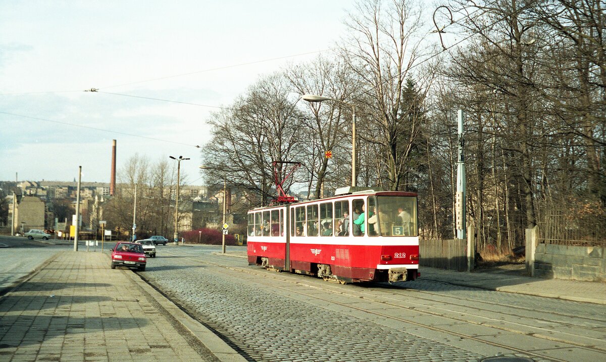 Straßenbahn Plauen__Tw 212 [KT4DM, CKD 1983;+ 2005] auf Linie 5 Richtung Innenstadt bei der Haltestelle Bickelstraße.__03-02-1990