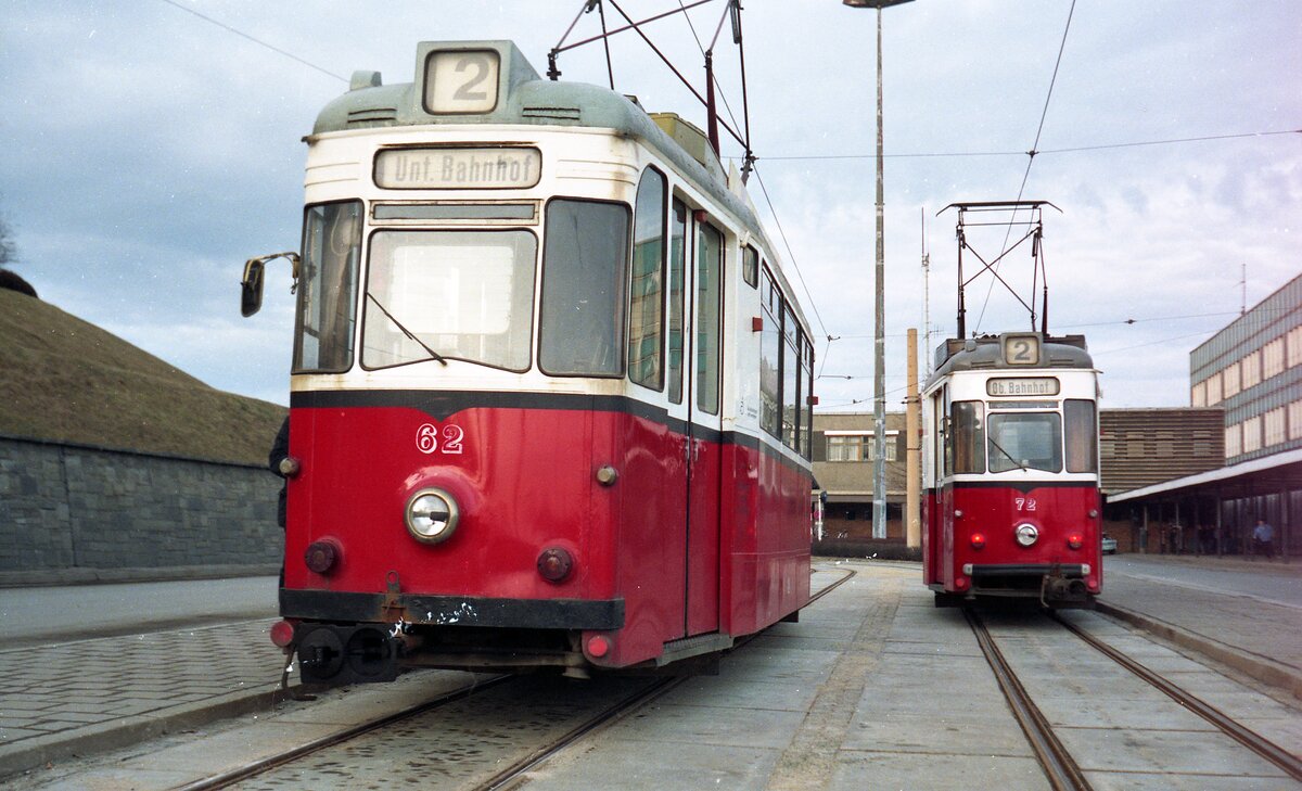Straßenbahn Plauen__Tw 62 [T57, VEB Gotha 1957; 1994 >privat] und Tw 72 [T57, VEB Gotha 1958; 1964 ex Klingenthal; 1992 ausgemustert am Unteren Bahnhof.__03-02-90