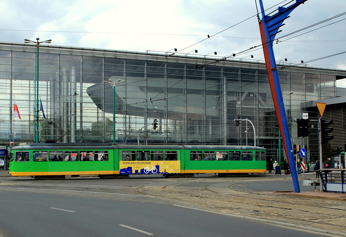 Straßenbahn Poznan: Am 02.05.2016 fährt der GT8 671 (ex Rheinbahn 2860) am Eingang zum Messegelände vorbei